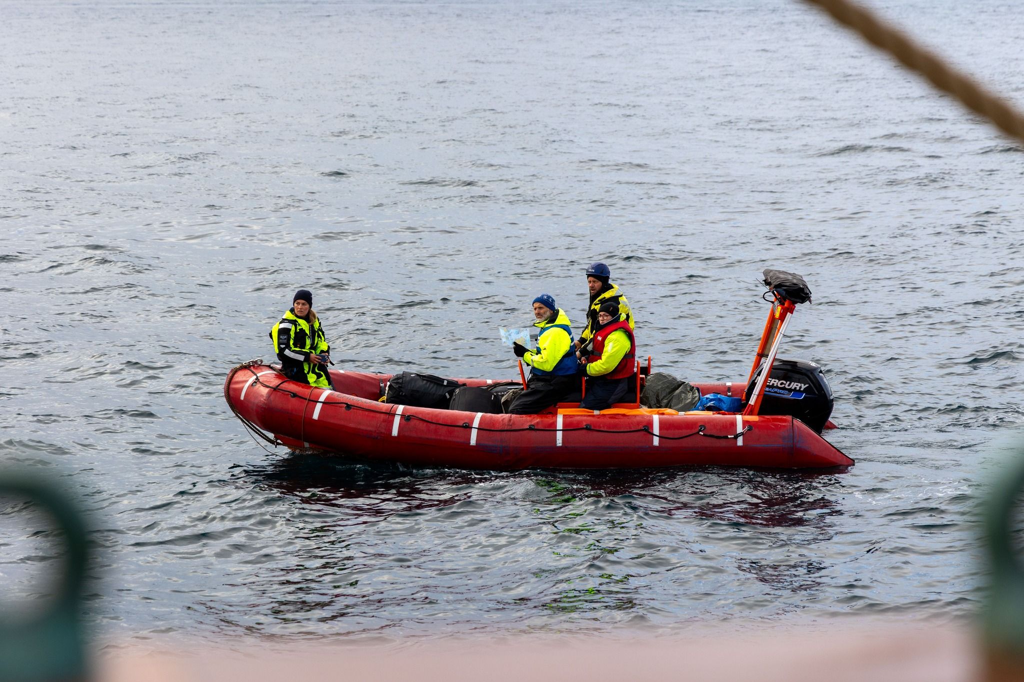 A mob boat takes Haakon on shore. Photo: André Marton Pedersen