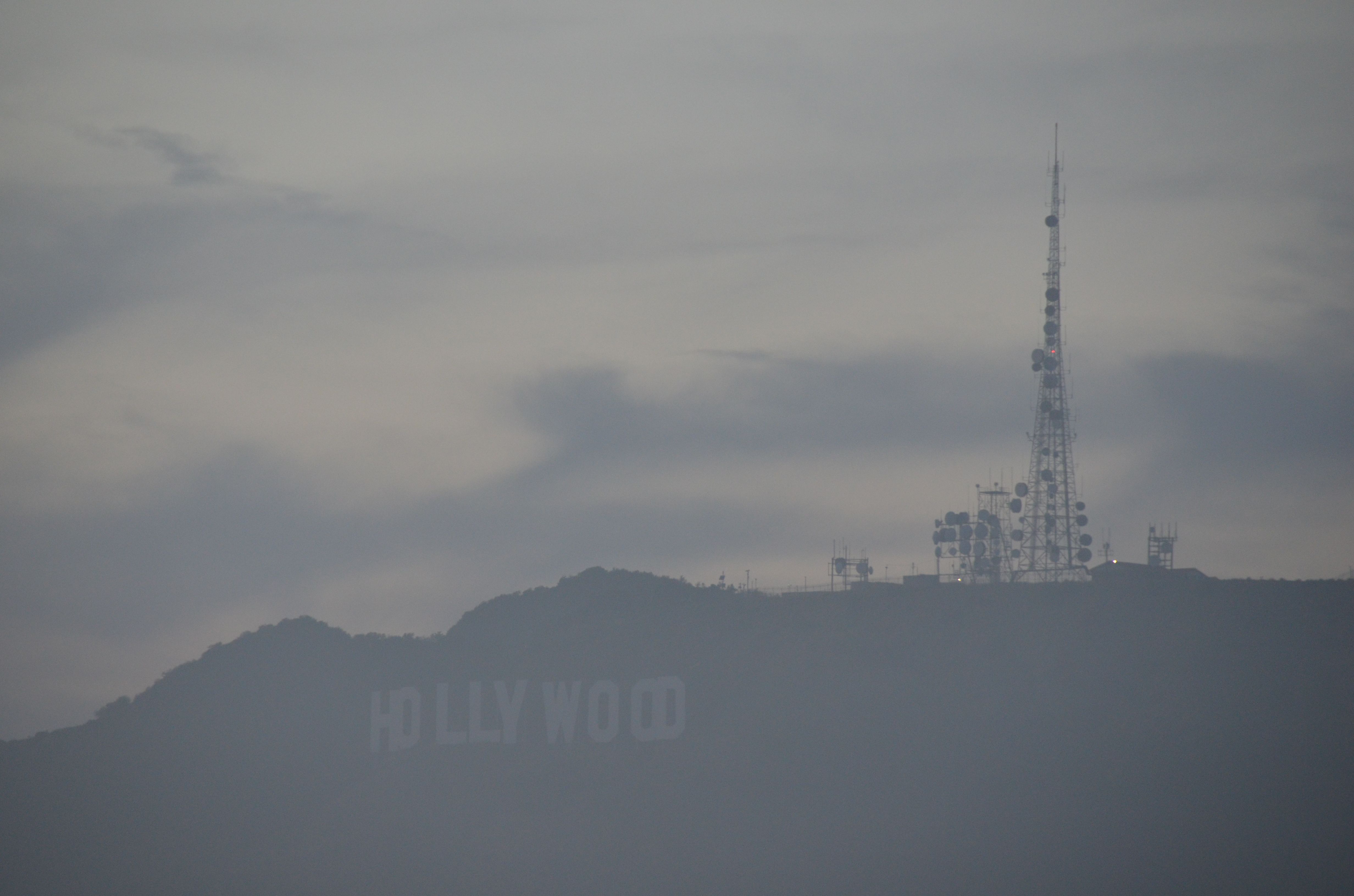 The famous Hollywood-sign, almost invisible in the smog. Photo: Ronald Toppe