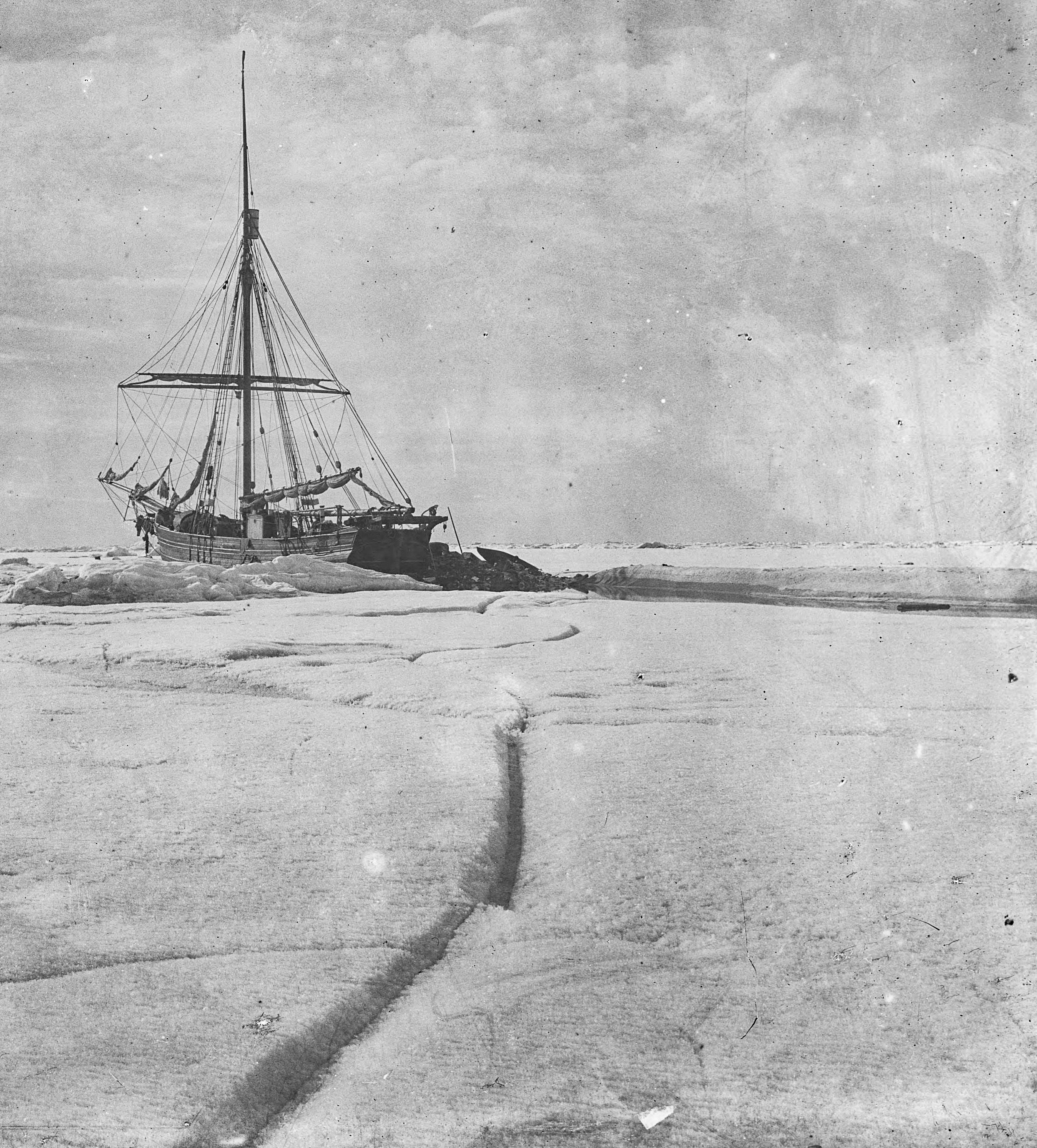 Gjøa frozen in the ice in Gjoa Haven. Photo: Nasjonalbiblioteket