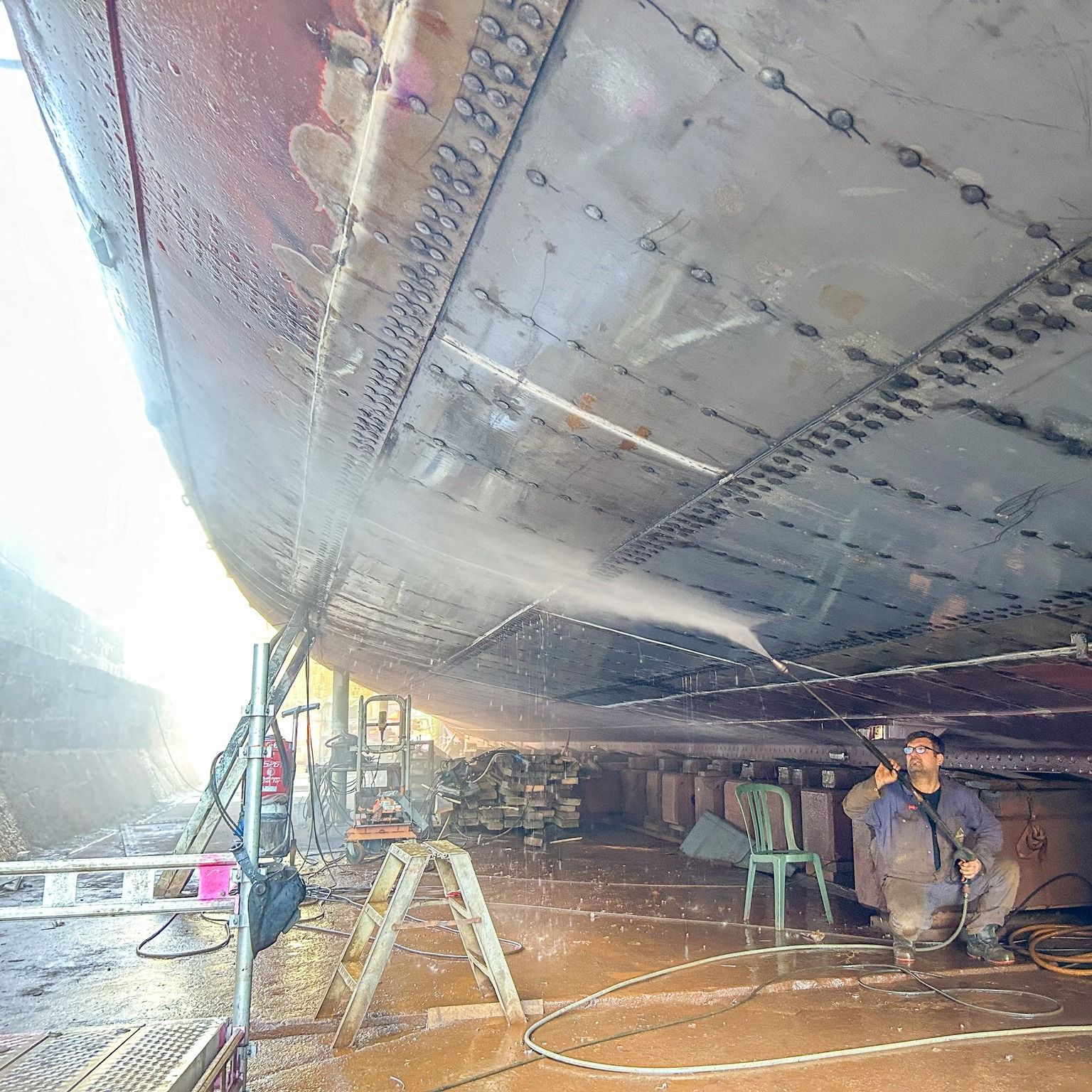 Cleaning before painting. Photo: Helene Spurkeland