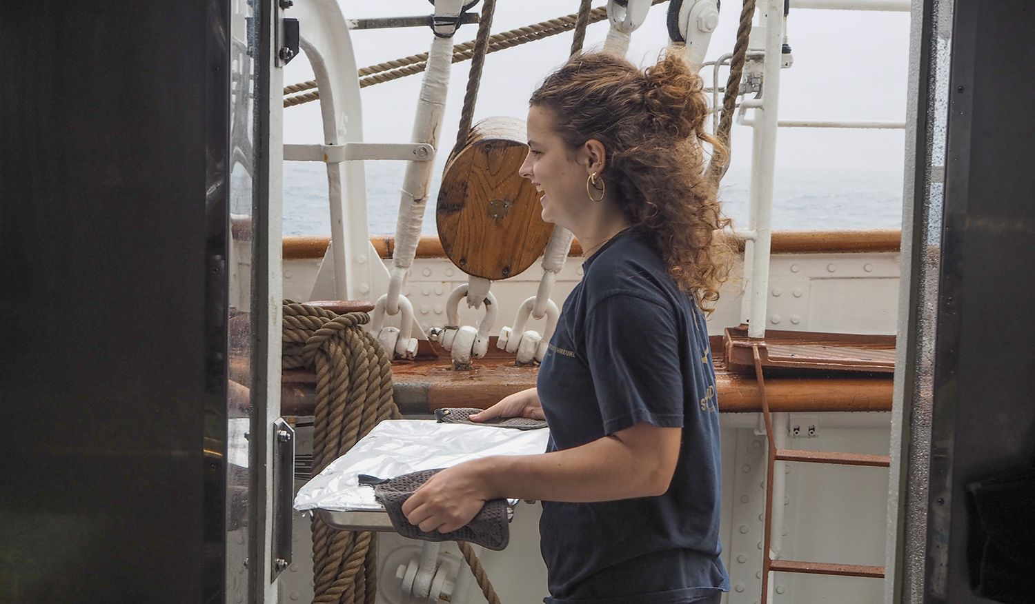 Kalinka is bringing the food from the galley to the buffet. Photo: Dina Storvik