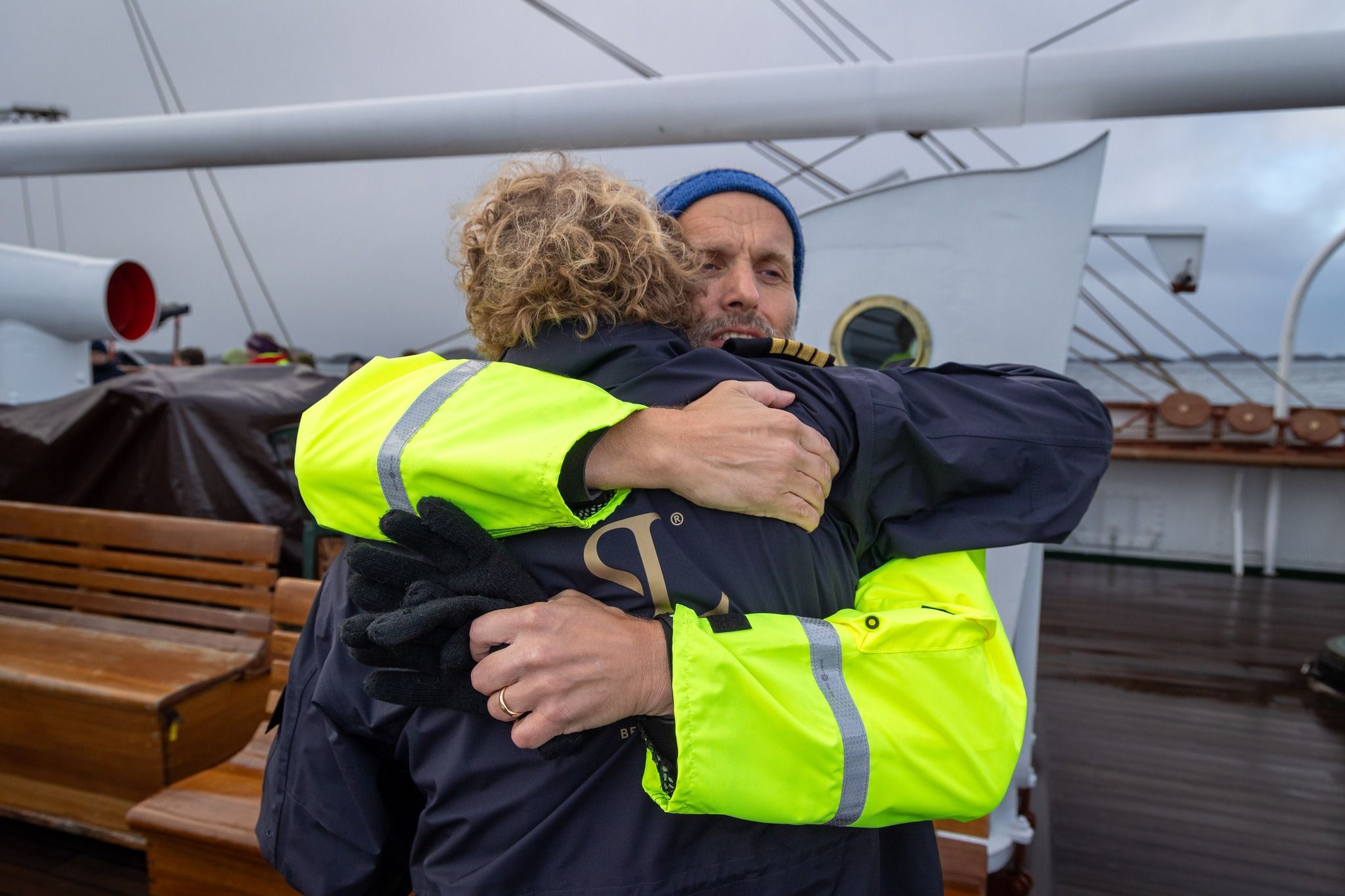 Haakon Vatle leaves the ship to fly back to the office from Nuuk. Chief engineer Morten Thørgersen gets a farewell hug. Photo. André Marton Pedersen.
