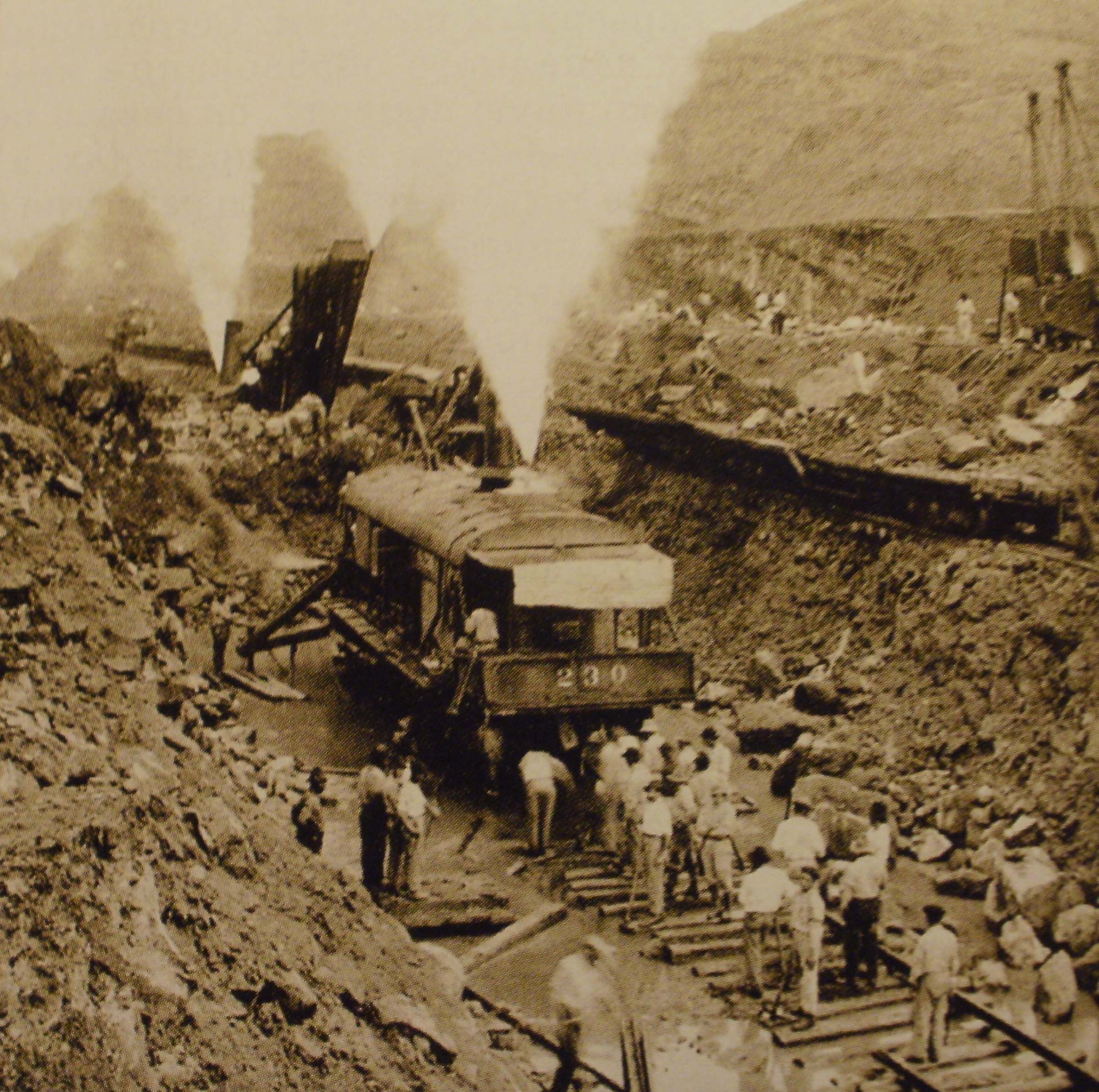 1911: Railway cars remove excavated material. Photo: Wikimedia commons