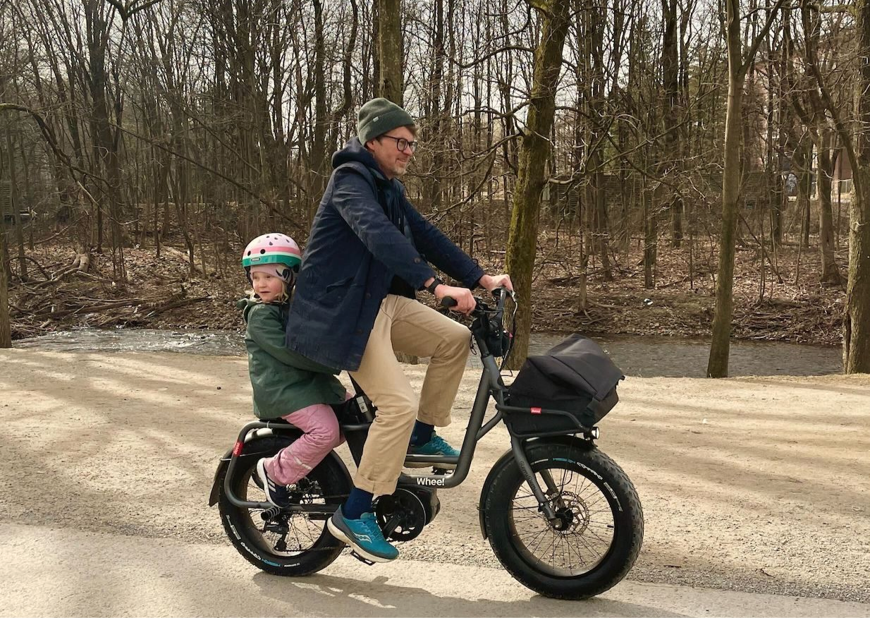 Anders på el-lastesykkel om høsten.