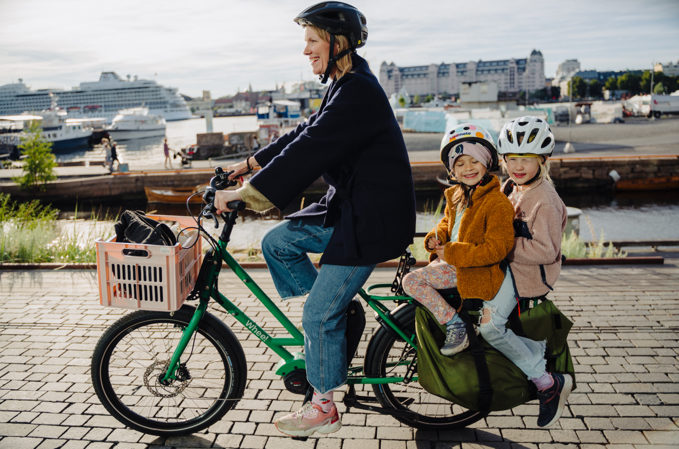 Bilde av en mor med 2 barn på en elektrisk lastesykkel i Bjørvika Oslo