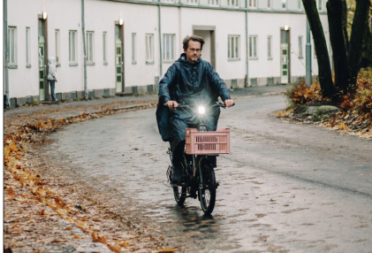 Anders på el-lastesykkel om høsten.