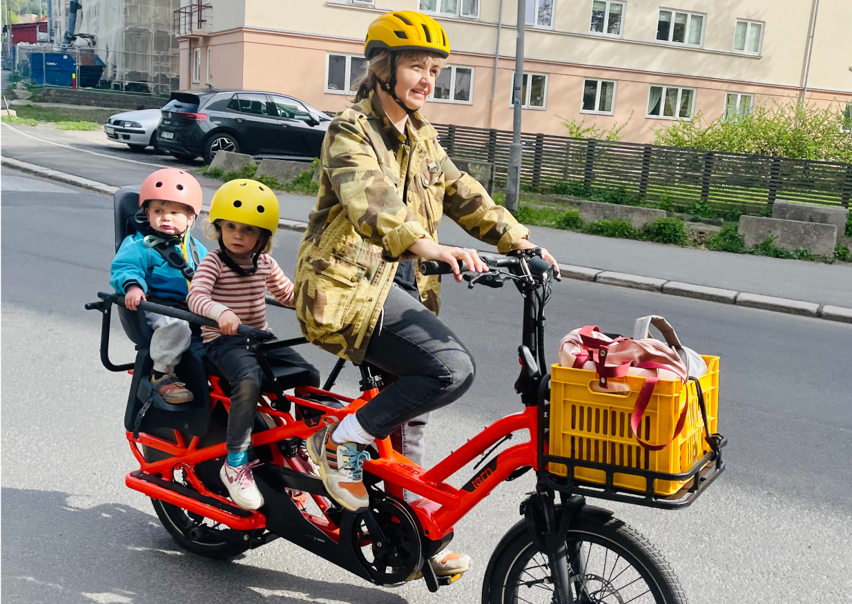 Kvinne med to barn på sykkel