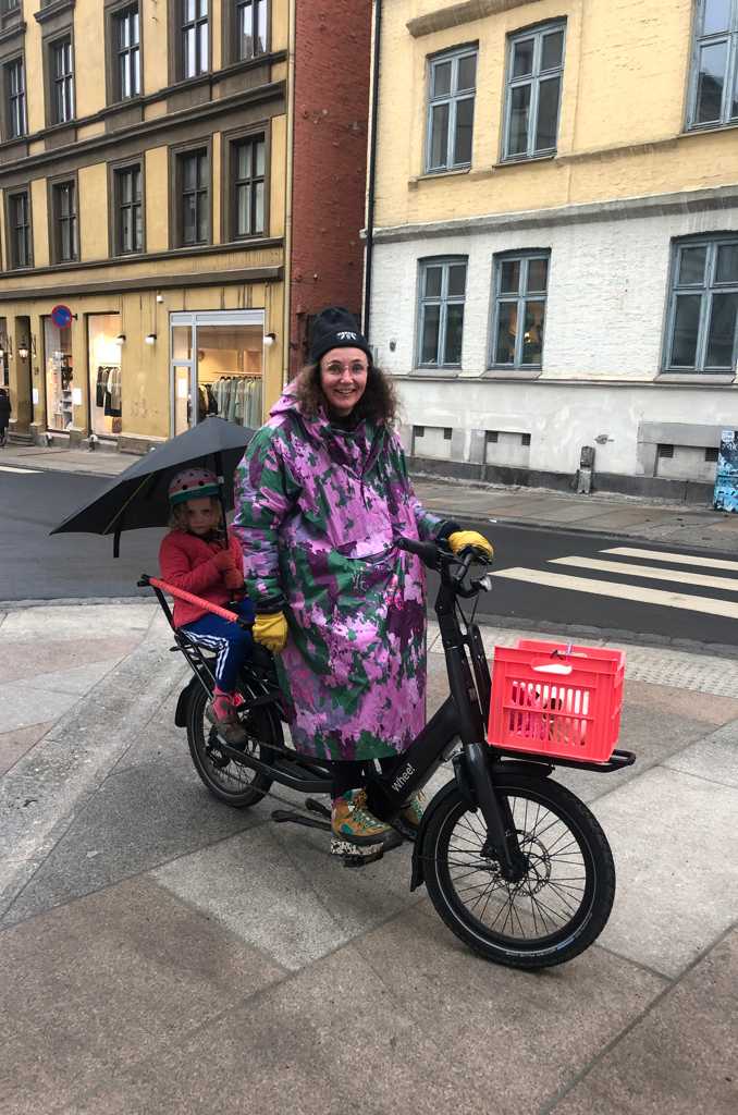 Kari-Anne på sin el-lastesykkel.