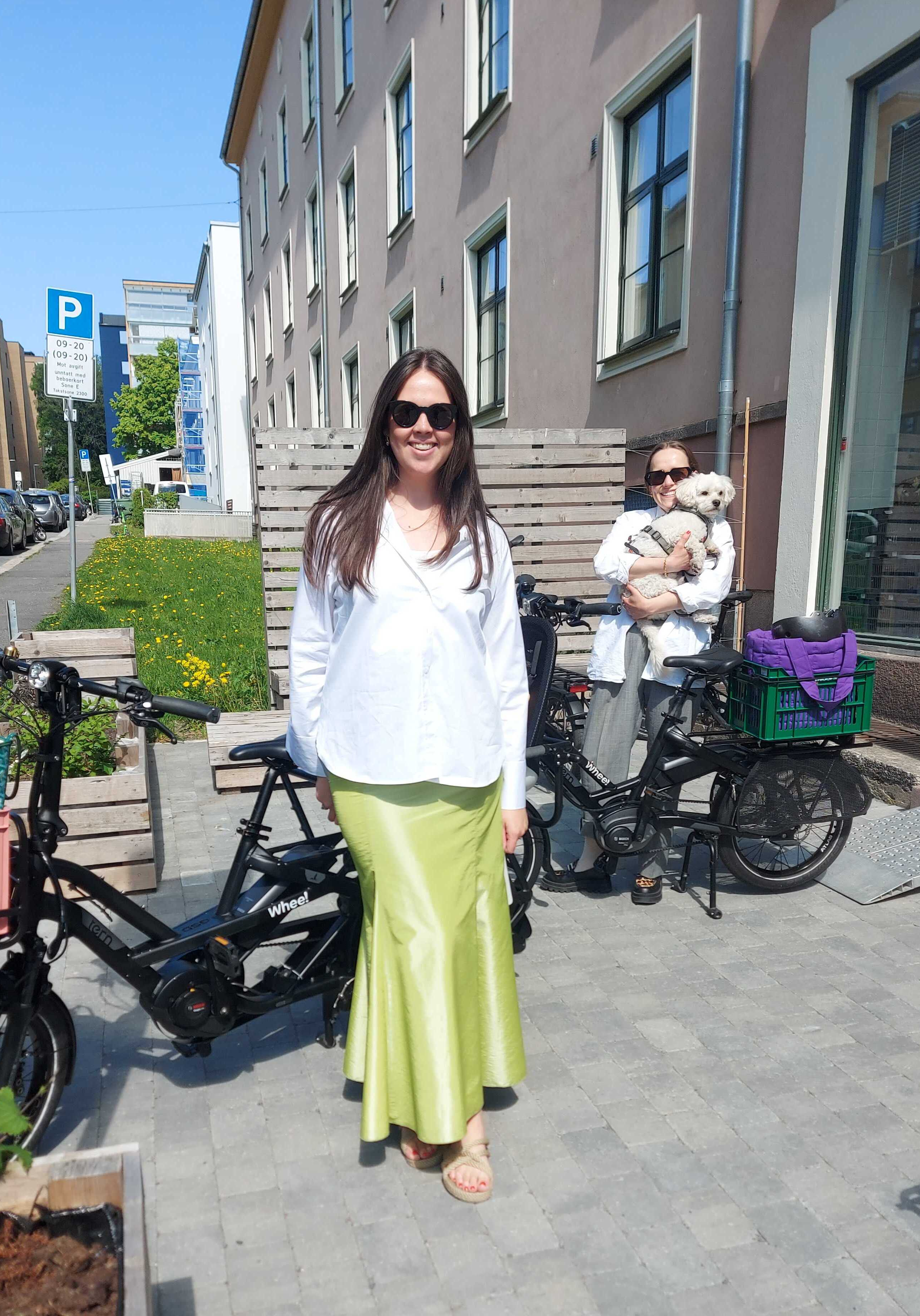 Karoline Kjønniksen og Ingrid Vik Lysne fra Fæbrik står utenfor Whee! Sandaker med sine nye Whee!-sykler