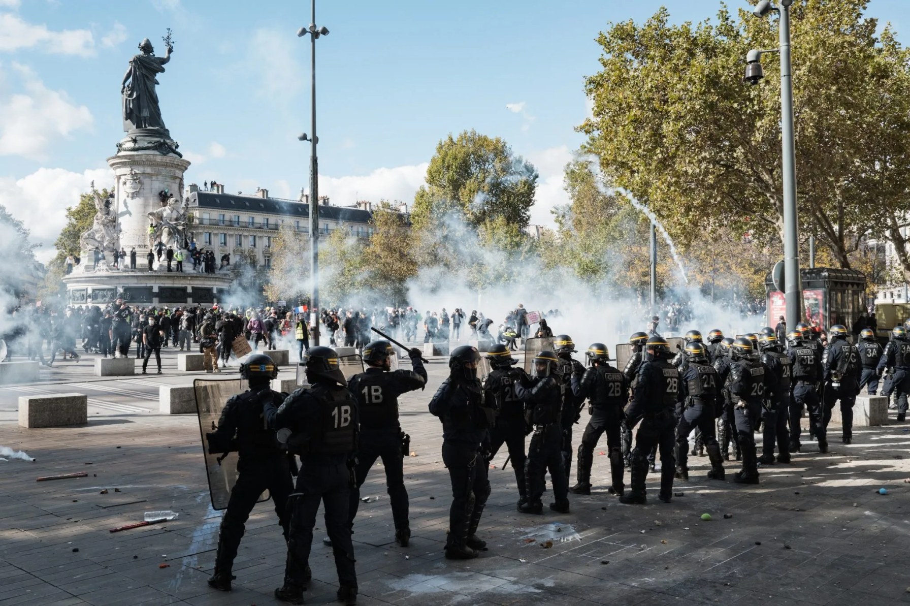 Cumartesi günü polisle karşı karşıya kalan protestocular. Fotoğraf: Jerome Gilles/NurPhoto via Getty Images