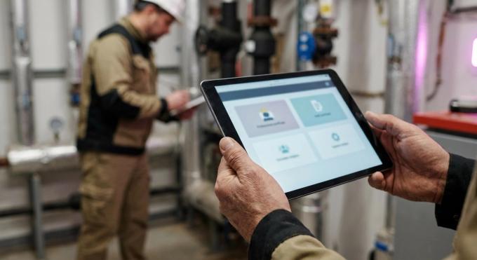 Vérification d'un certificat professionnel sur tablette sur un site d'intervention