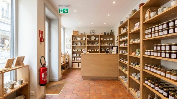 Extincteur et bloc d'éclairage de sécurité dans une petite boutique classée ERP 5ème catégorie