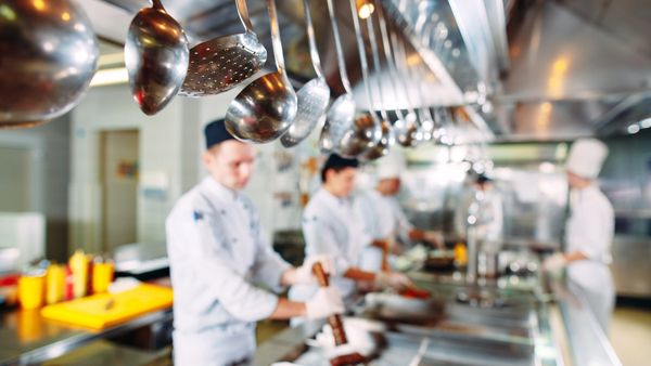 Cuisine professionnelle d'un restaurant ERP — obligations de sécurité incendie