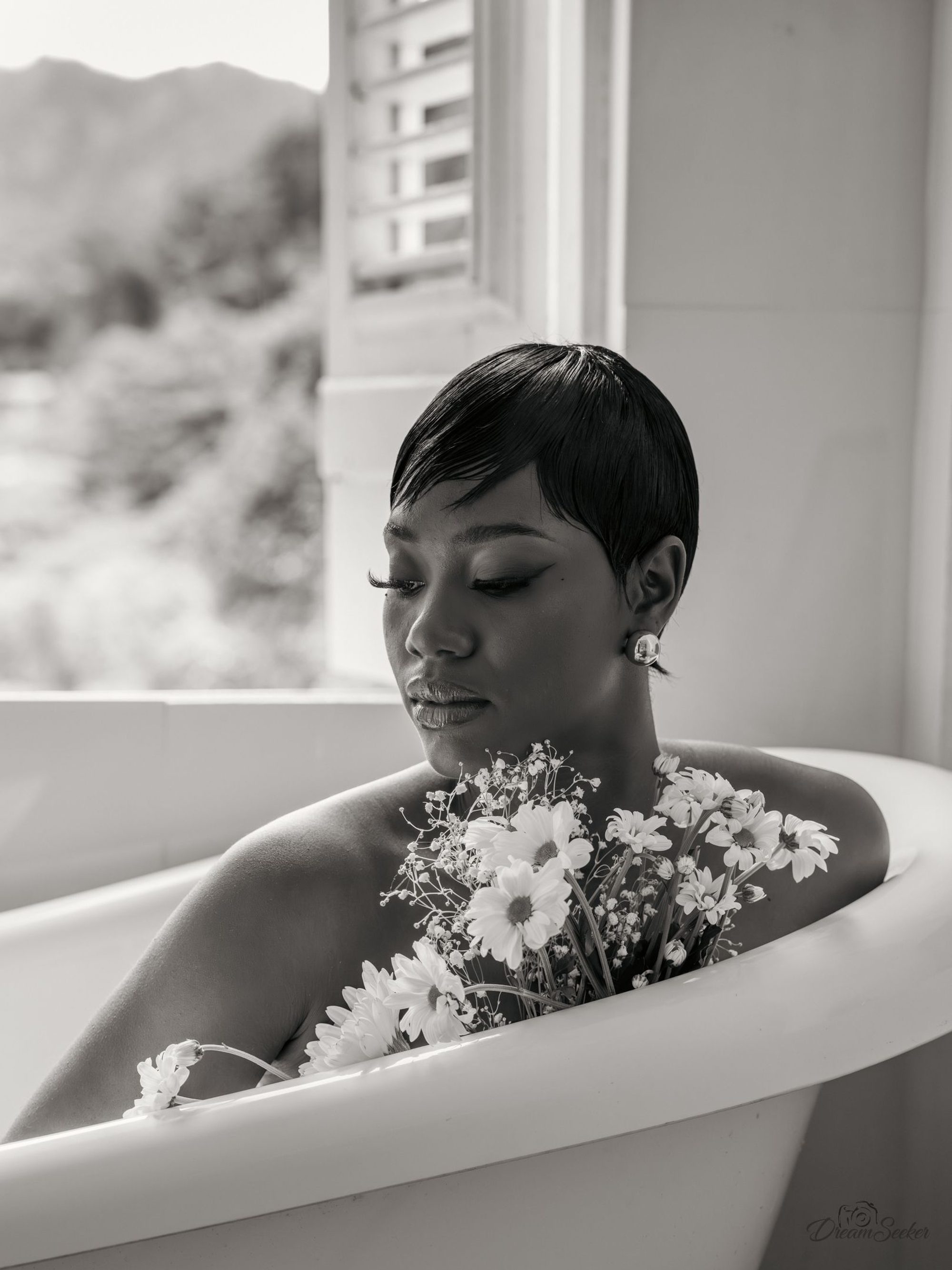Femme dans une baignoire, bouquet de fleurs des champs, noir et blanc