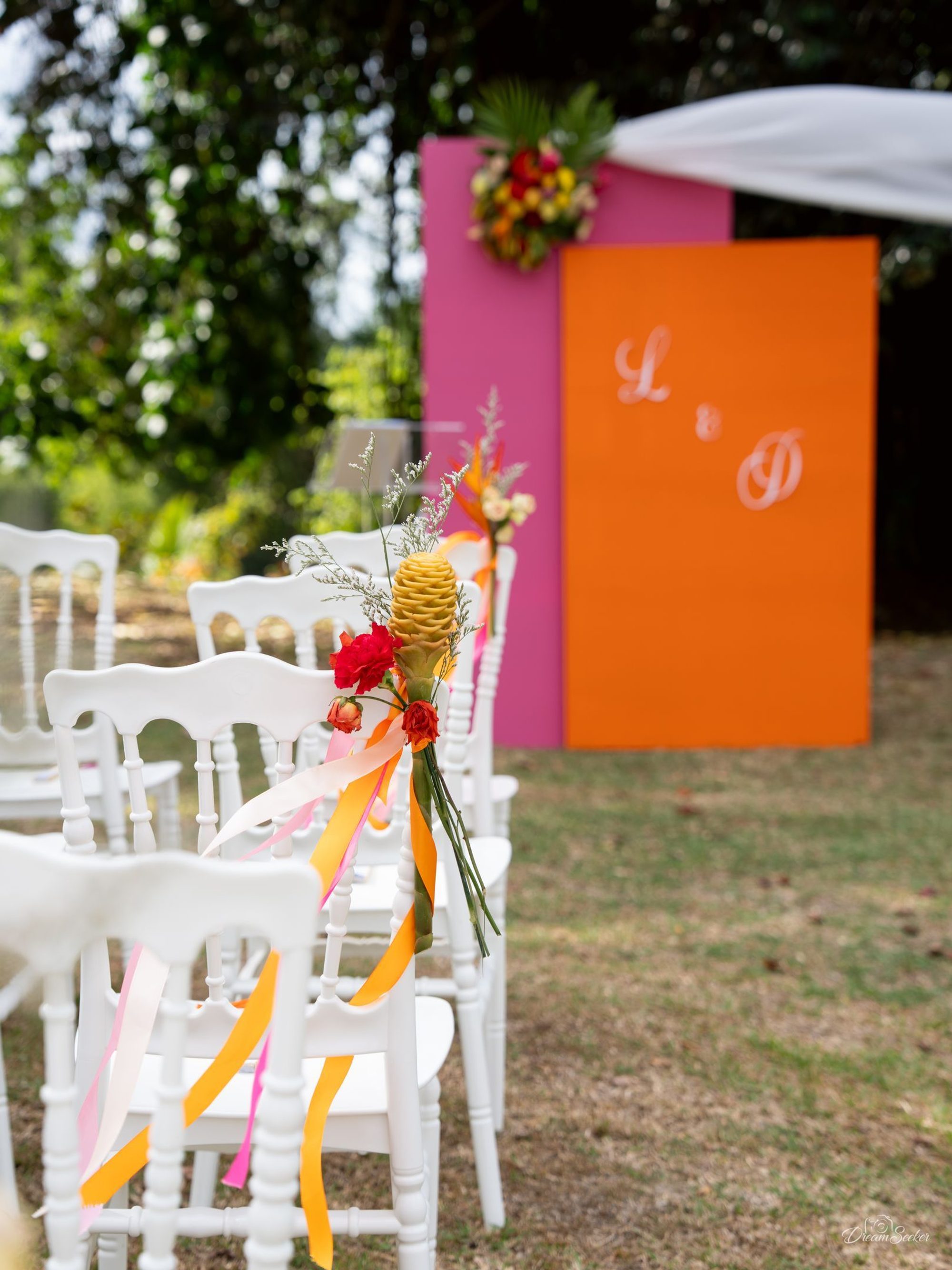 Décor de cérémonie en extérieur, panneaux rose et orange