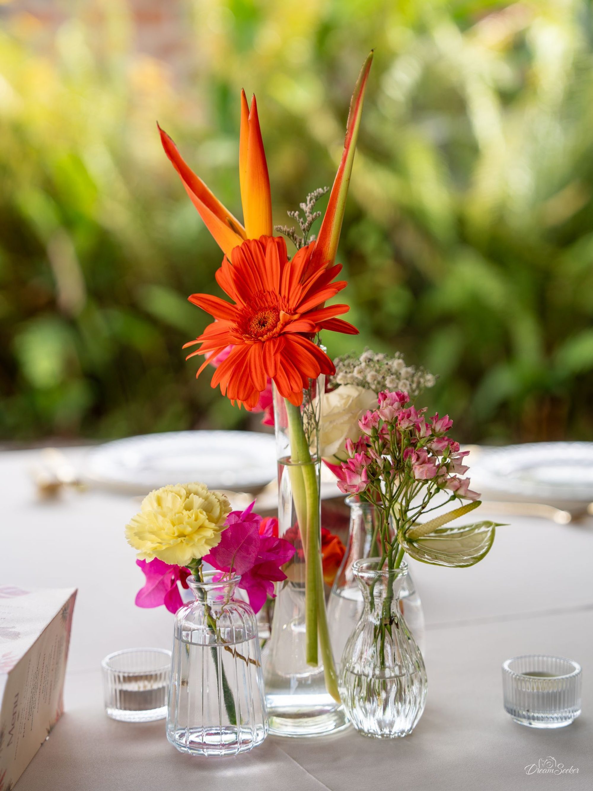 Composition florale tropicale sur une table de réception