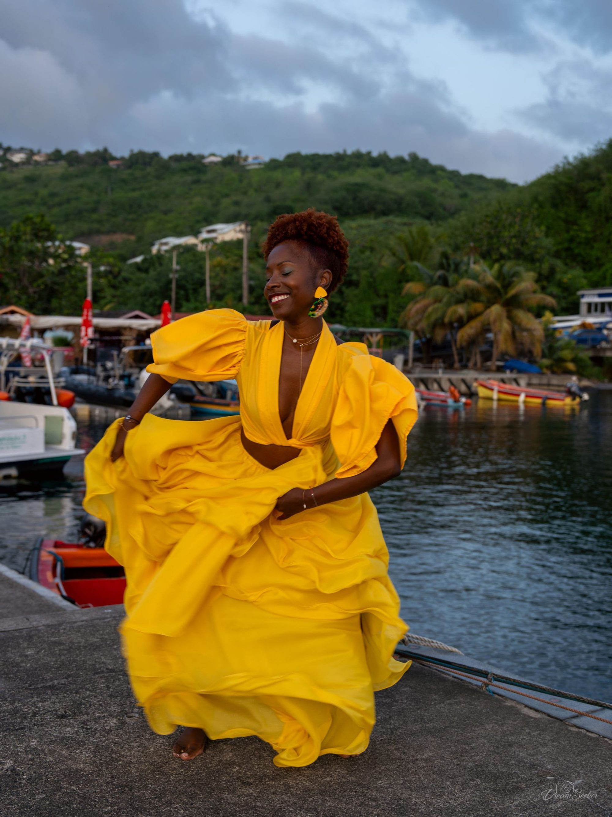 Femme en robe jaune volumineuse sur un ponton