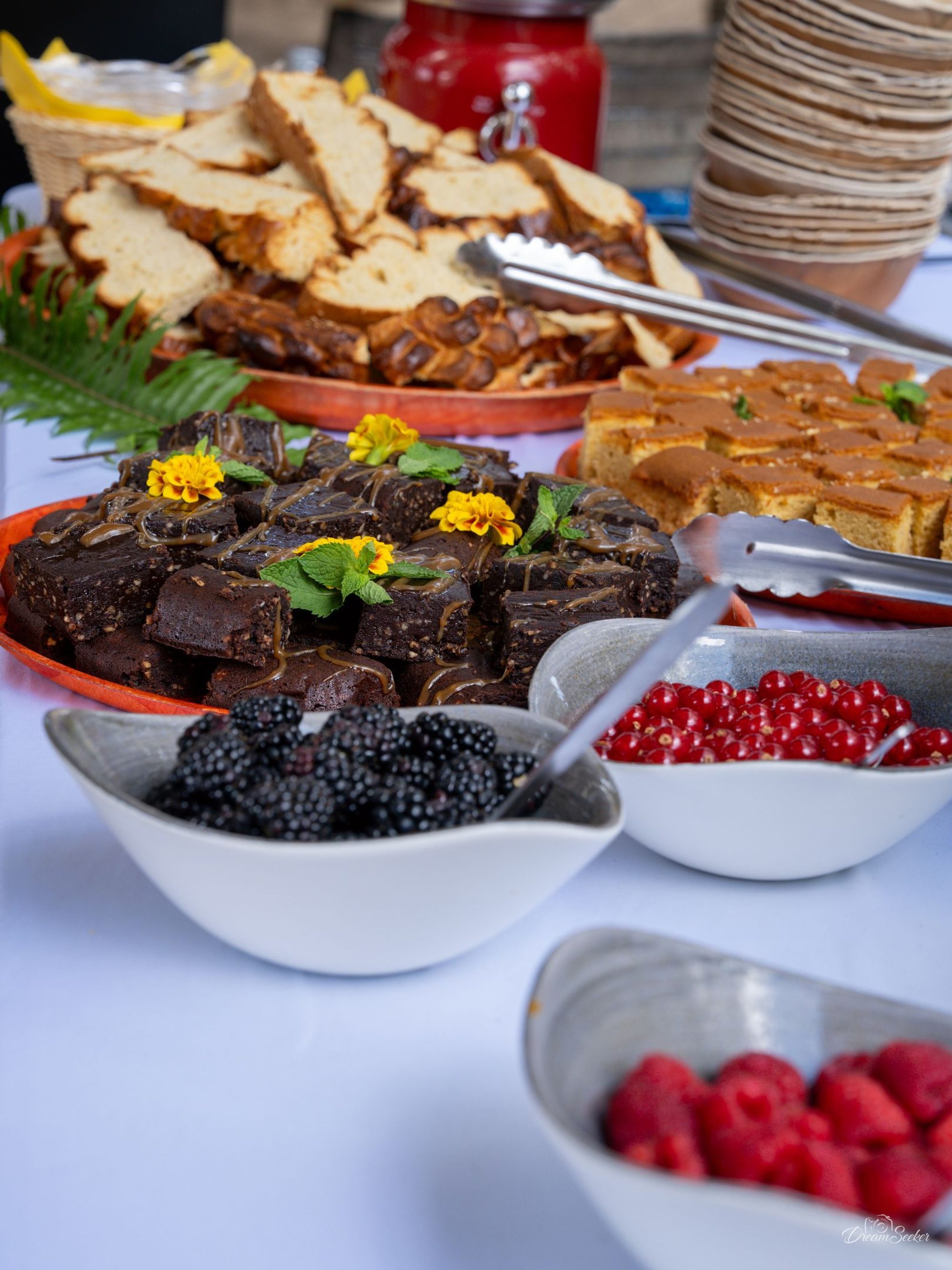 Buffet de fruits rouges et de pâtisseries