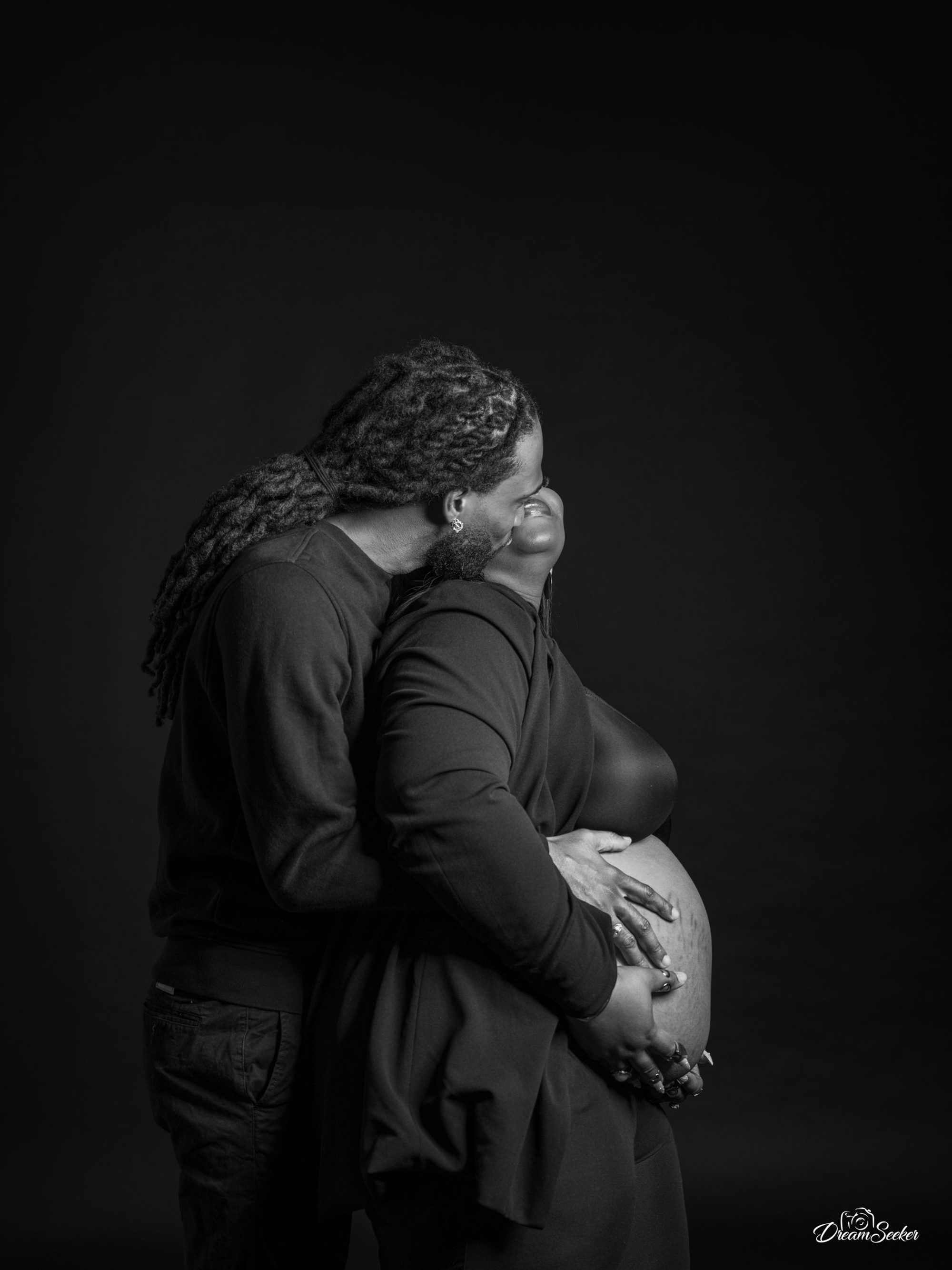 Couple tête contre tête, ventre rond, noir et blanc