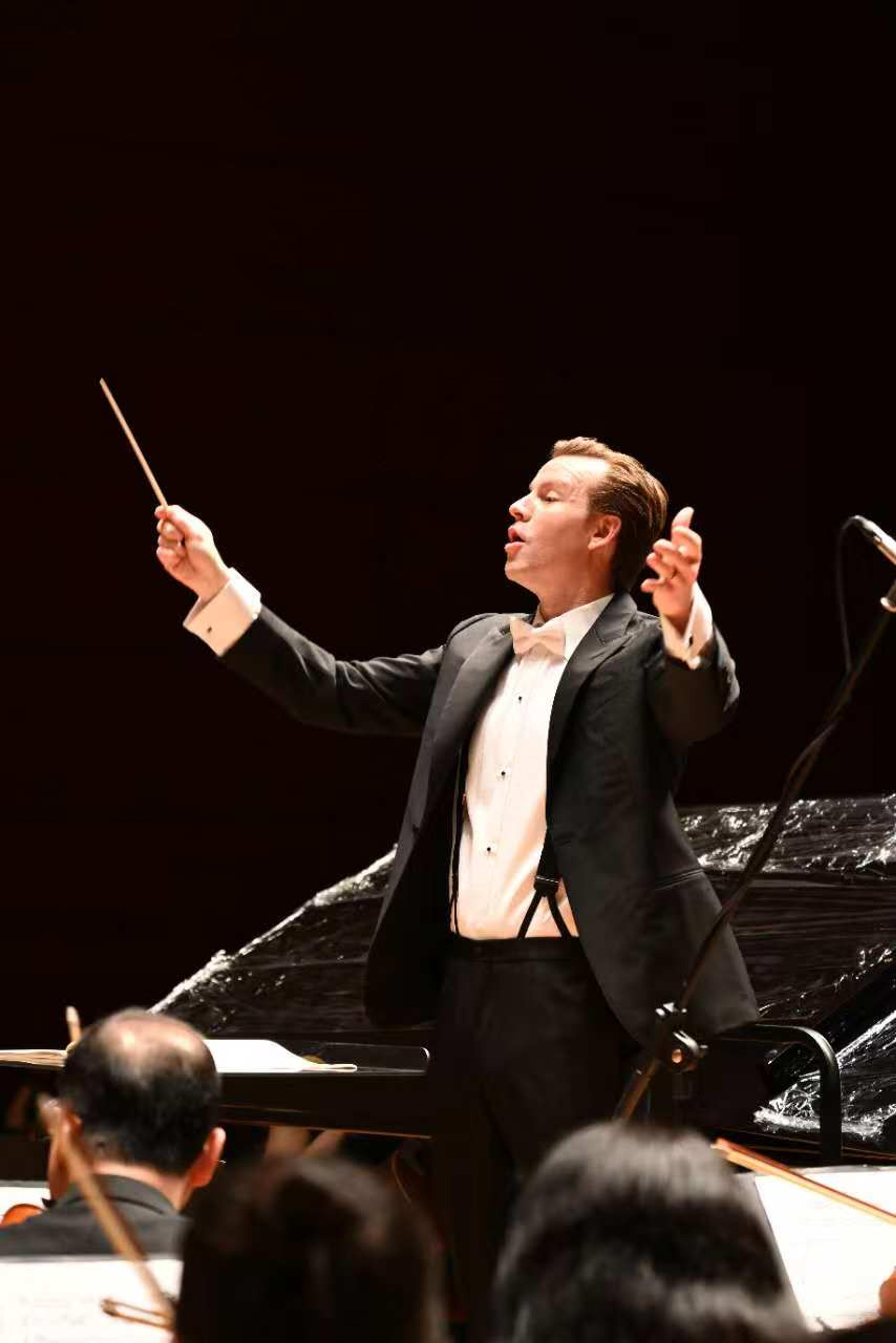 Tristan Rais-Sherman conducting the Xiamen Philharmonic Orchestra