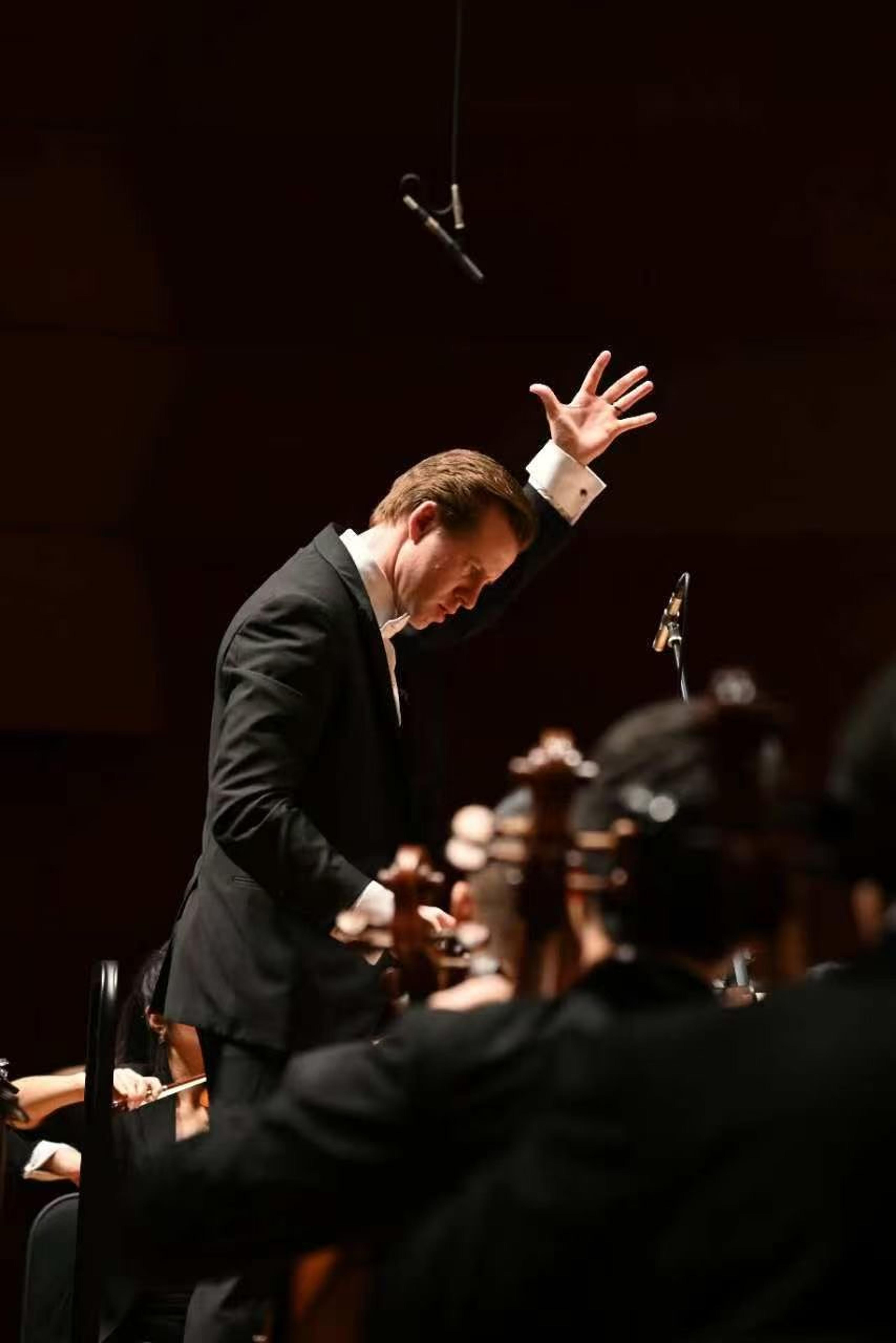 Tristan Rais-Sherman conducting the Xiamen Philharmonic Orchestra