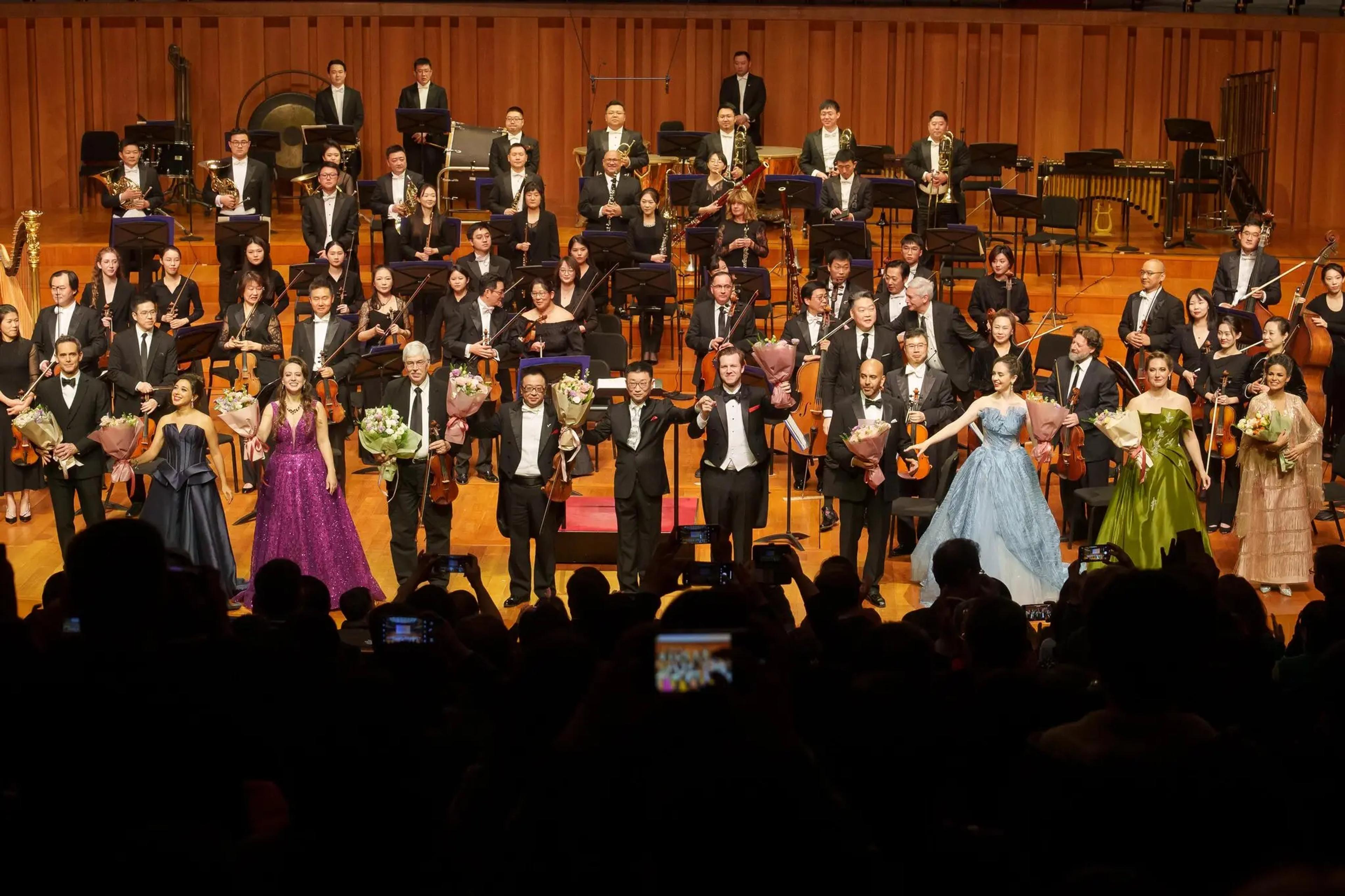 Tristan Rais-Sherman and China National Symphony Orchestra accept applause