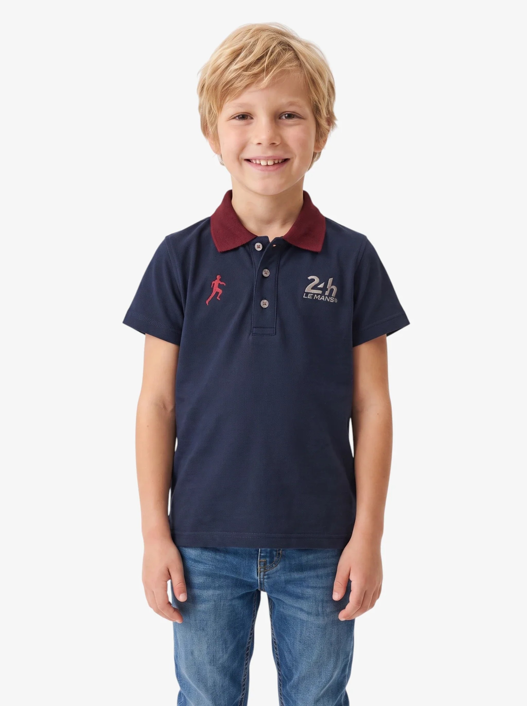 Garçon portant un polo bleu marine à col bordeaux avec le logo 24h Le Mans brodé sur la poitrine
