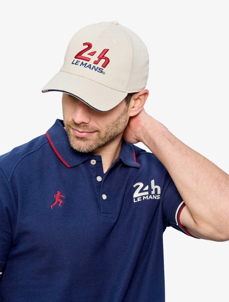 Homme portant une casquette beige et un polo bleu brodés du logo 24h Le Mans