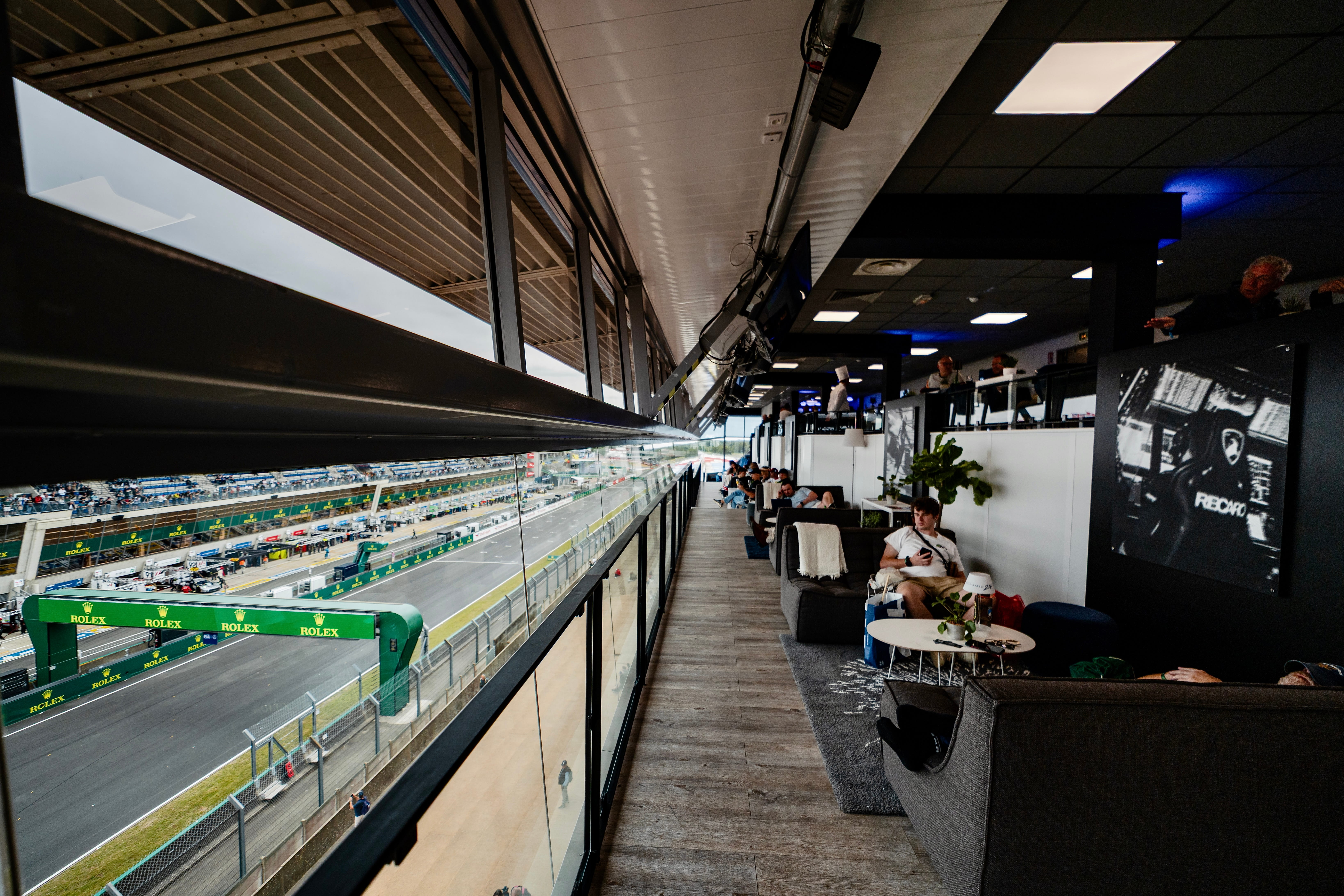 Salon d’hospitalité vitré avec vue sur la ligne droite et les stands du circuit des 24 Heures du Mans