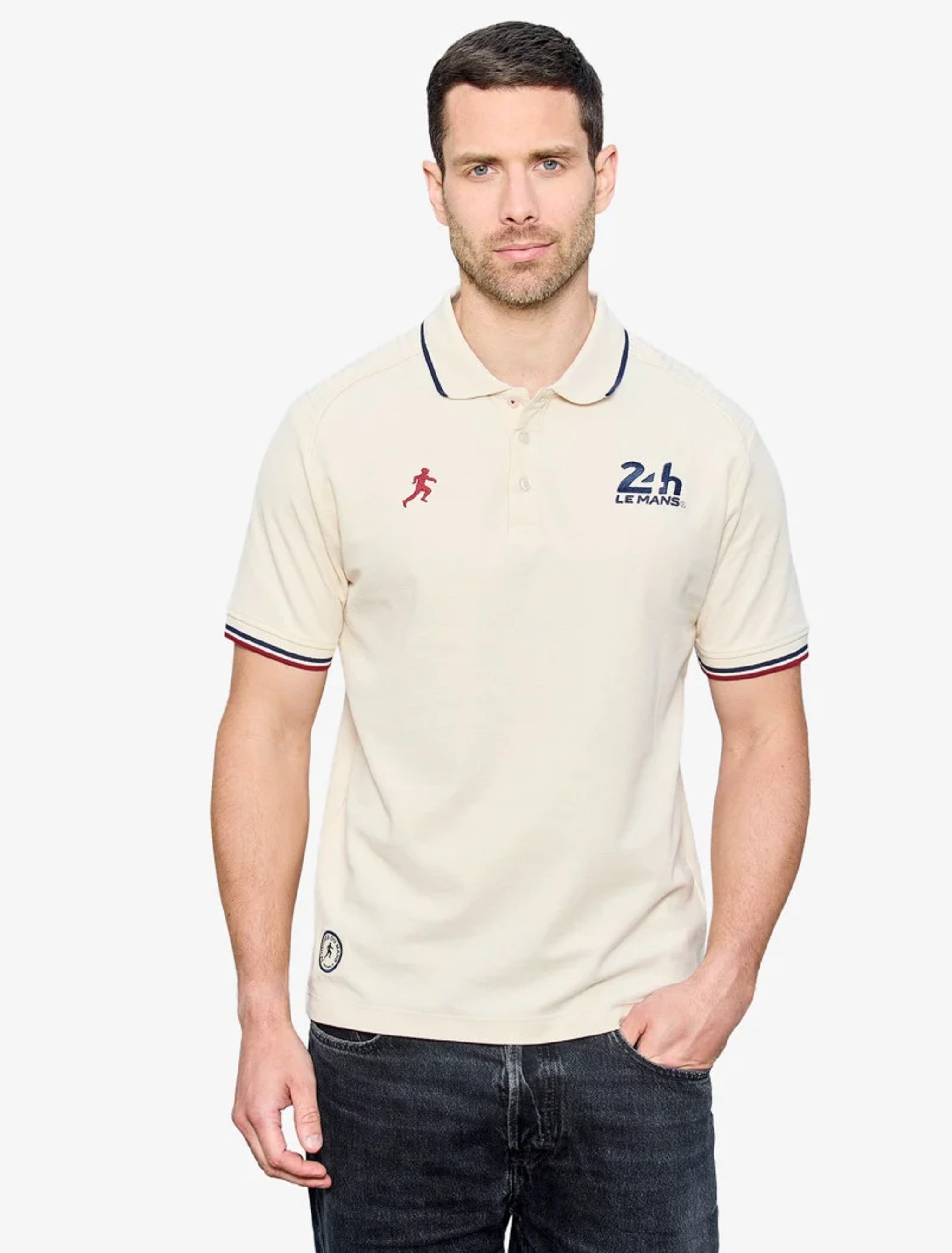 Homme portant un polo écru à liserés tricolores et logos 24h Le Mans et pilote rouge