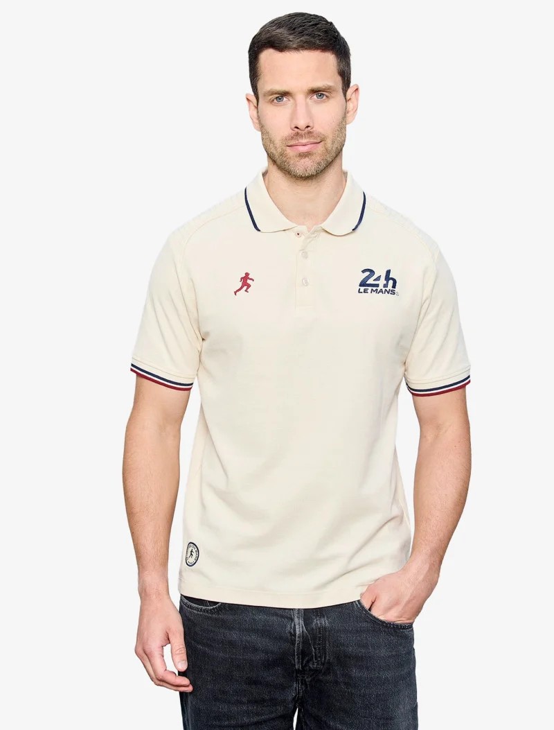 Homme portant un polo écru à liserés tricolores et logos 24h Le Mans et pilote rouge
