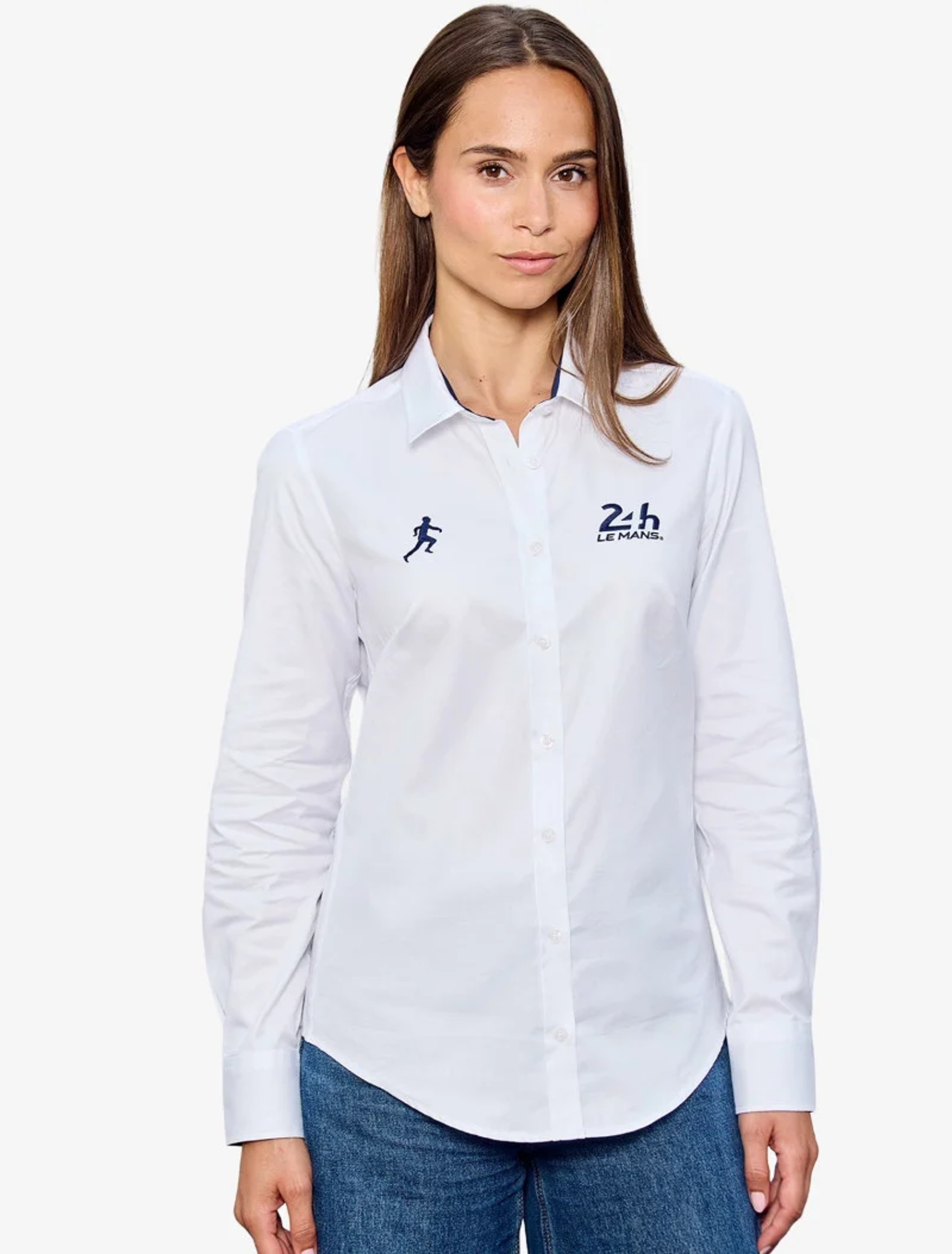 Femme portant une chemise blanche brodée du logo bleu 24h Le Mans et d’un pictogramme de pilote
