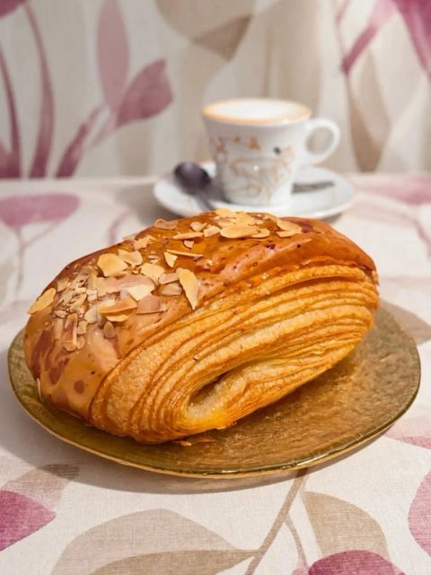 Uno sfogliato dal carattere genuino, pensato per chi cerca dolcezza senza rinunciare alla leggerezza.