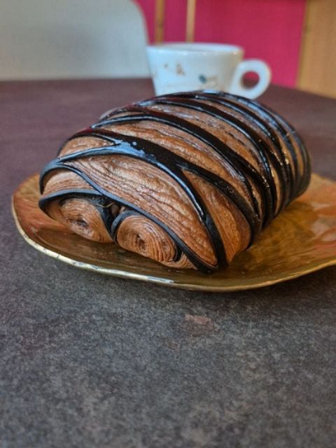 Un intreccio di cioccolato dentro e fuori, una decorazione che fa venire voglia di tuffarcisi.