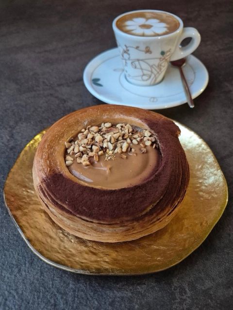 Si chiama "Divo" perchè non è un dolce, è uno spettacolo 🏻 Un cestino di impasto sfogliato al caramello che…