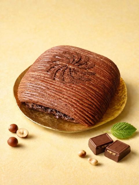 "Piemonte", è un omaggio alla nocciola italiana: un pain suisse con impasto alla nocciola dal gusto intenso,…