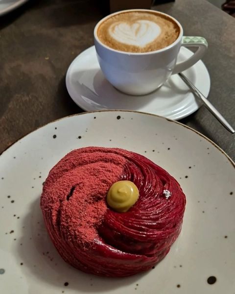 San Valentino si avvicina, e il nostro Tourbillon, che vi sta facendo girare la testa, si veste di rosso:…