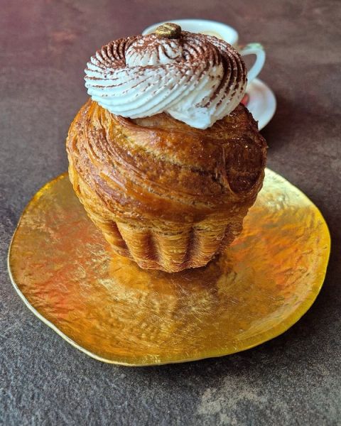 "Cappuccino Noisette" Tourbillon suisse con un impasto al caffè @torrefazione_dubbini che abbiamo creato nel…