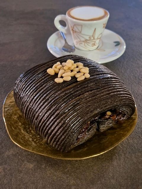 Pa…esan Suisse, un pain suisse che parla brianzolo: impasto extra dark al cacao, cuore di crema al…