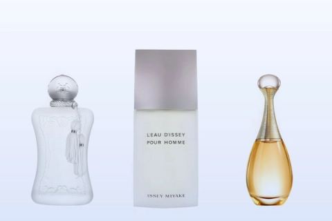 Három parfümösüveg, a Valaya, a L'Eau d'Issey Pour Homme és a J'adore, halványkék háttér előtt