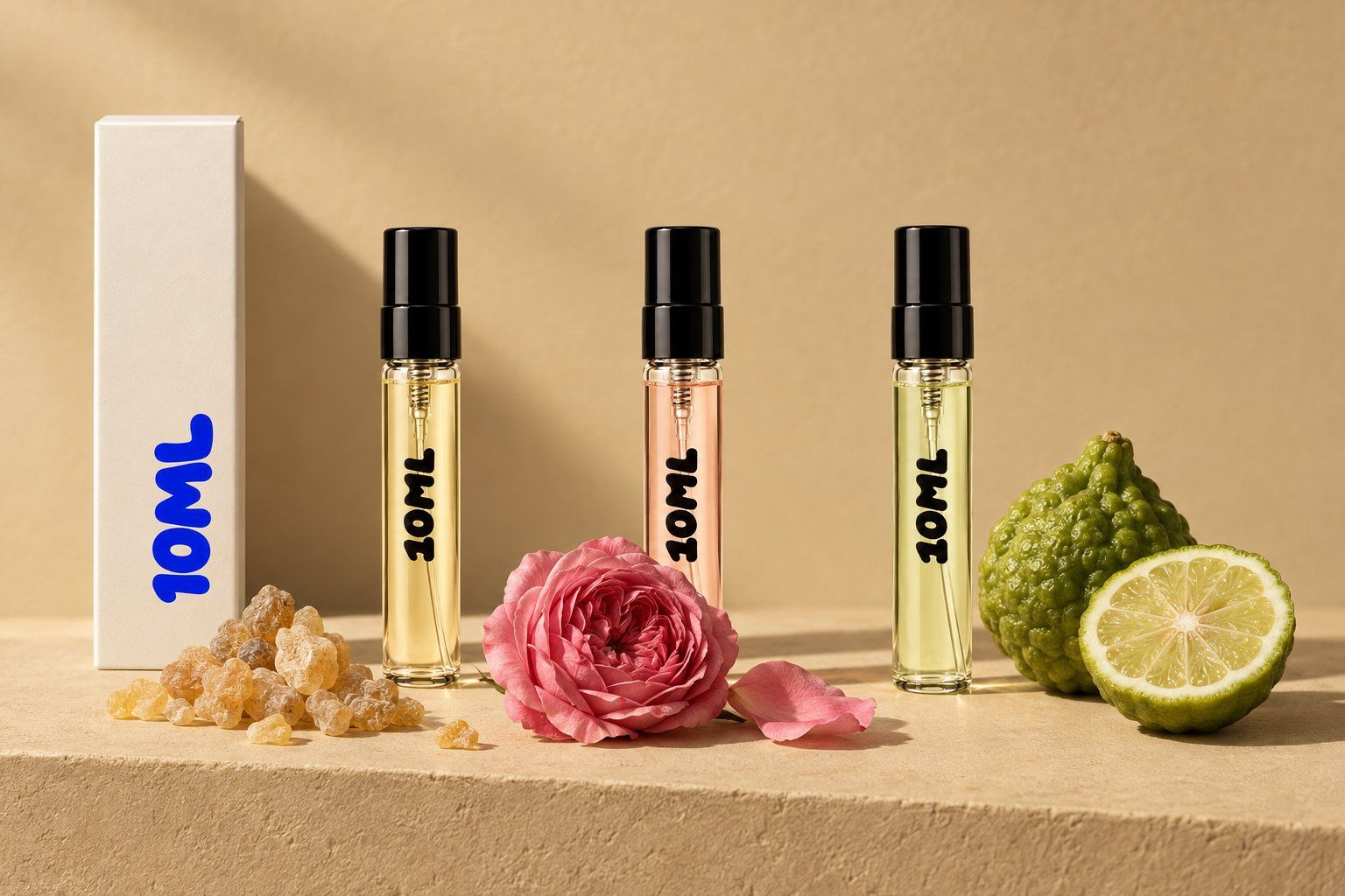 Drie 10ML-decants van 3ml met wierookhars, een damastroos en een gehalveerde bergamot, drie hoofdstukken uit de geschiedenis van parfum