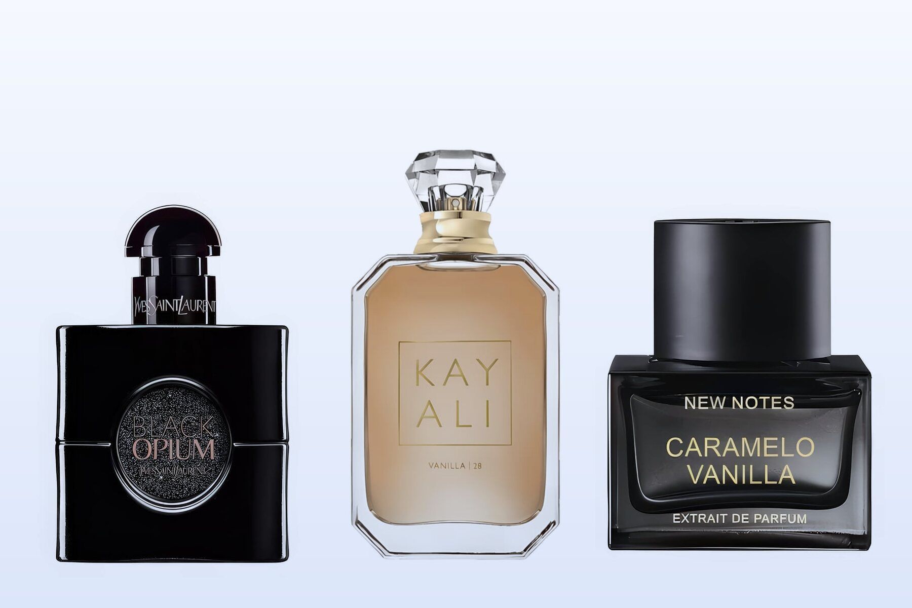 Tre flaconi su uno sfondo azzurro pallido: Black Opium Le Parfum, Vanilla | 28 di Kayali e Caramelo Vanilla