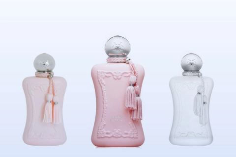 Három Parfums de Marly parfümösüveg, a Delina, a Delina Exclusif és a Valaya, halványkék háttér előtt