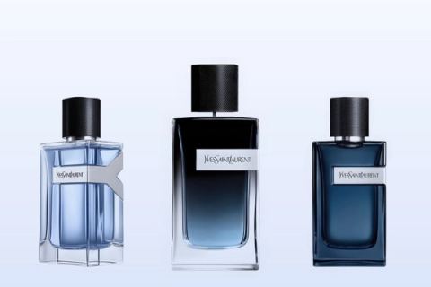Három parfümösüveg, Y Eau de Toilette, Y Eau de Parfum és Y Eau de Parfum Intense, halványkék háttér előtt