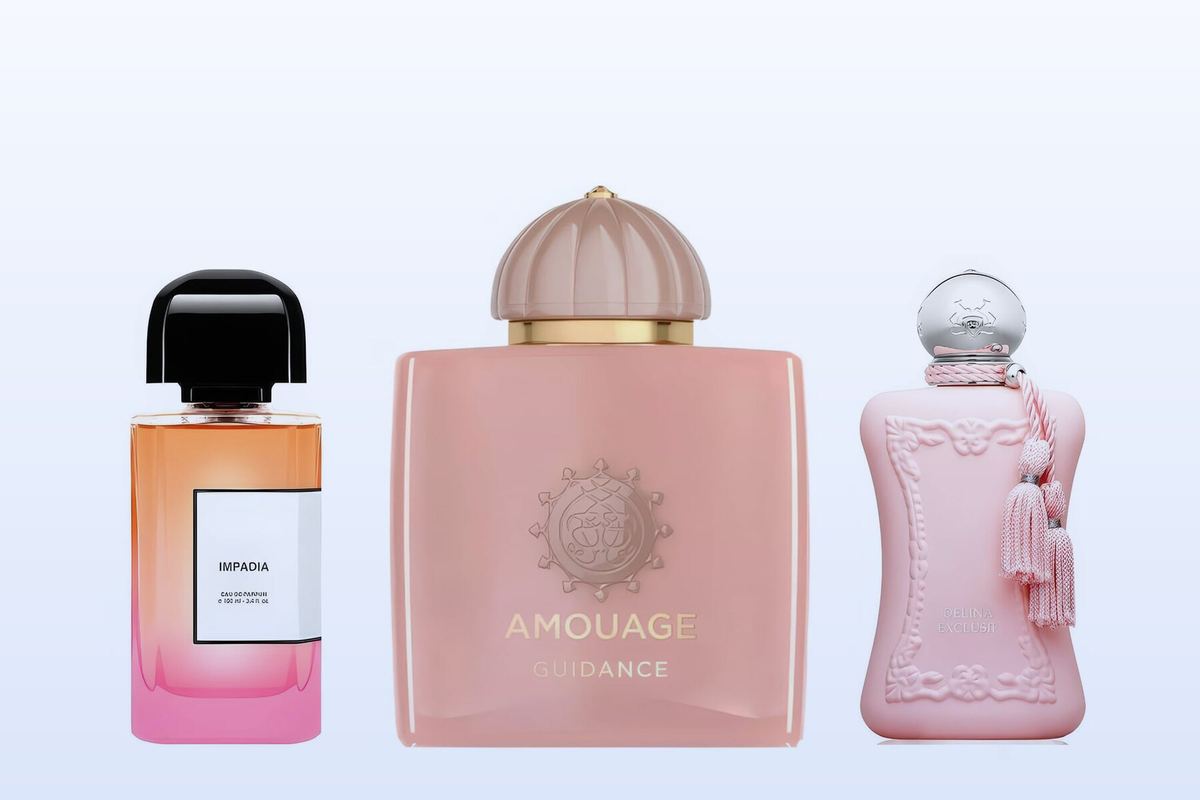 Tre flaconi su uno sfondo azzurro chiaro: Impadia di BDK Parfums, Guidance di Amouage e Delina Exclusif di Parfums de Marly