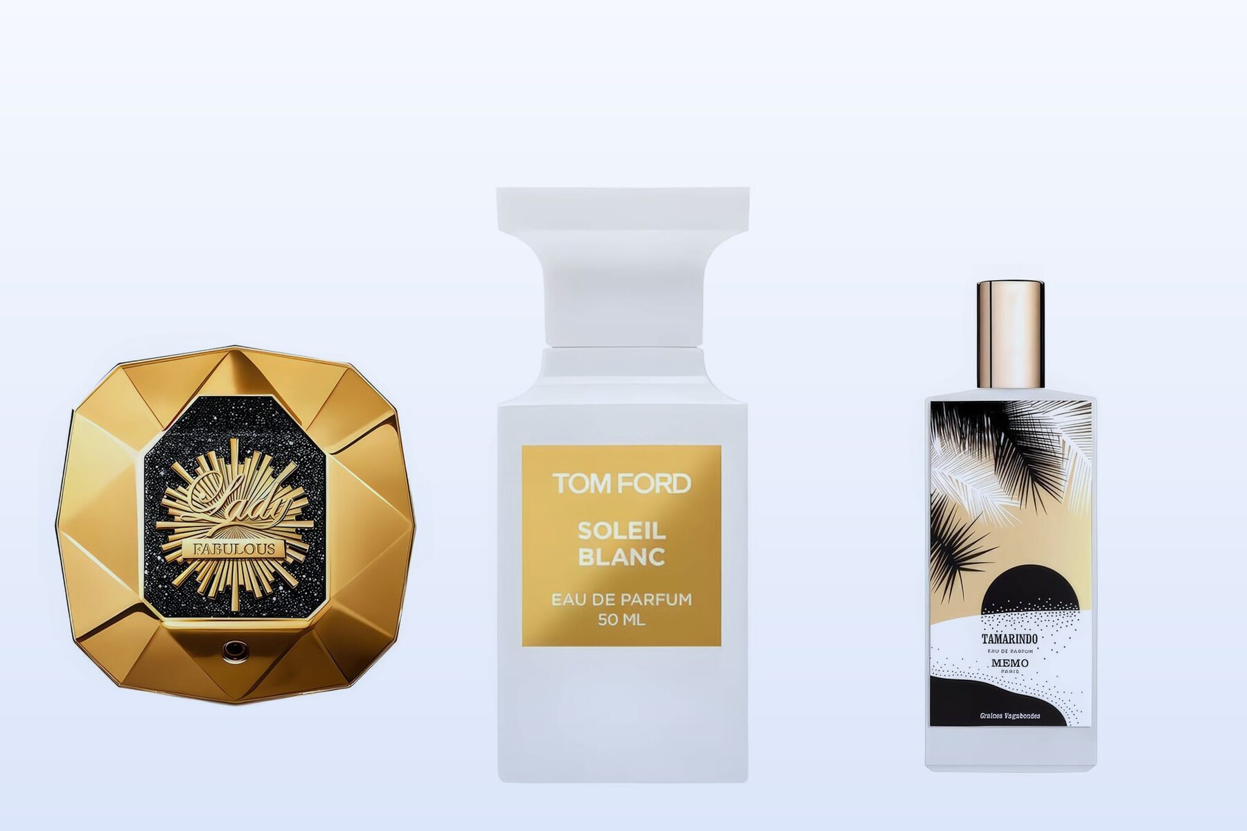 Három üveg világoskék háttér előtt: Lady Million Fabulous a Rabanne-tól, Soleil Blanc a Tom Fordtól és Tamarindo a Memo Paristól