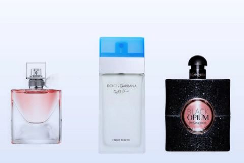 Három parfümösüveg, La Vie Est Belle, Light Blue és Black Opium, halványkék háttér előtt