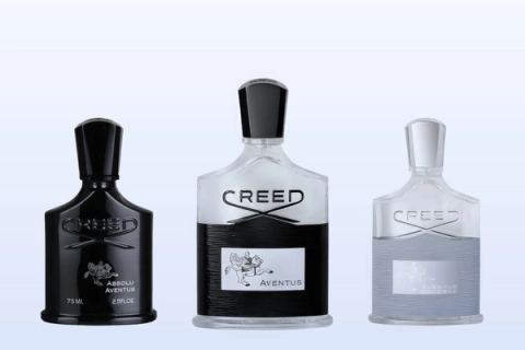 Három Creed üveg, az Absolu Aventus, az Aventus és az Aventus Cologne, halványkék háttér előtt
