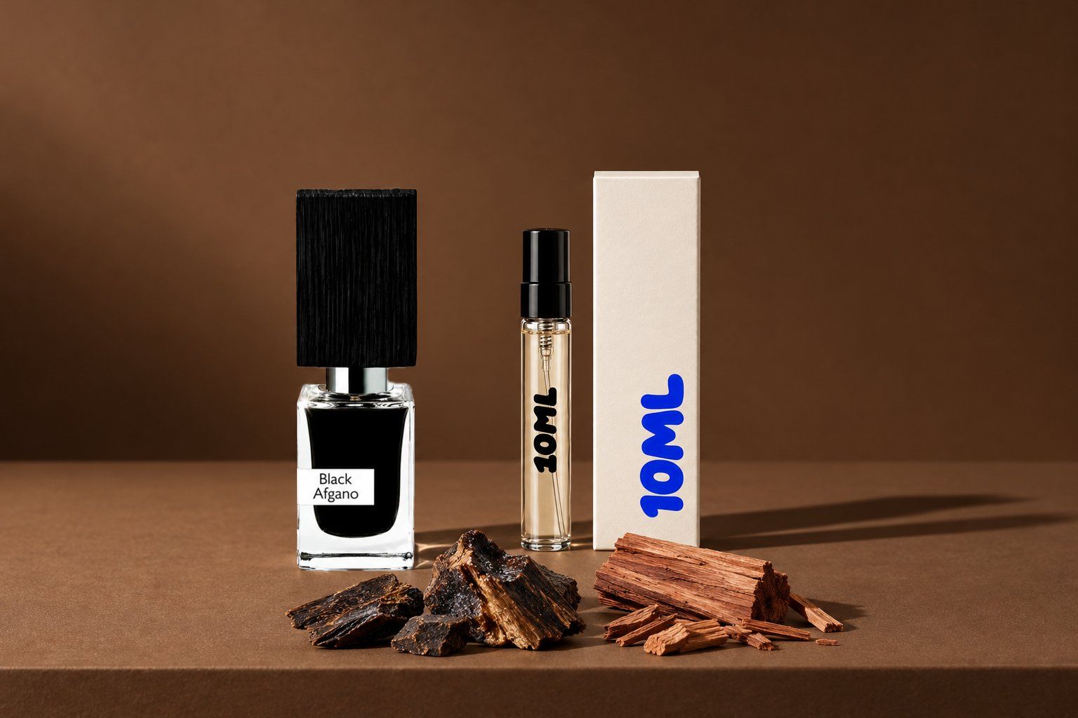 Black Afgano van Nasomatto naast een 10ML-decant en de gesloten doos, met oudhout en cederhout, de belangrijkste noten
