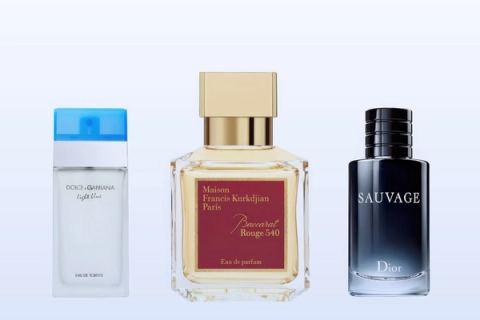 Három parfümösüveg, Light Blue, Baccarat Rouge 540 és Sauvage, halványkék háttér előtt